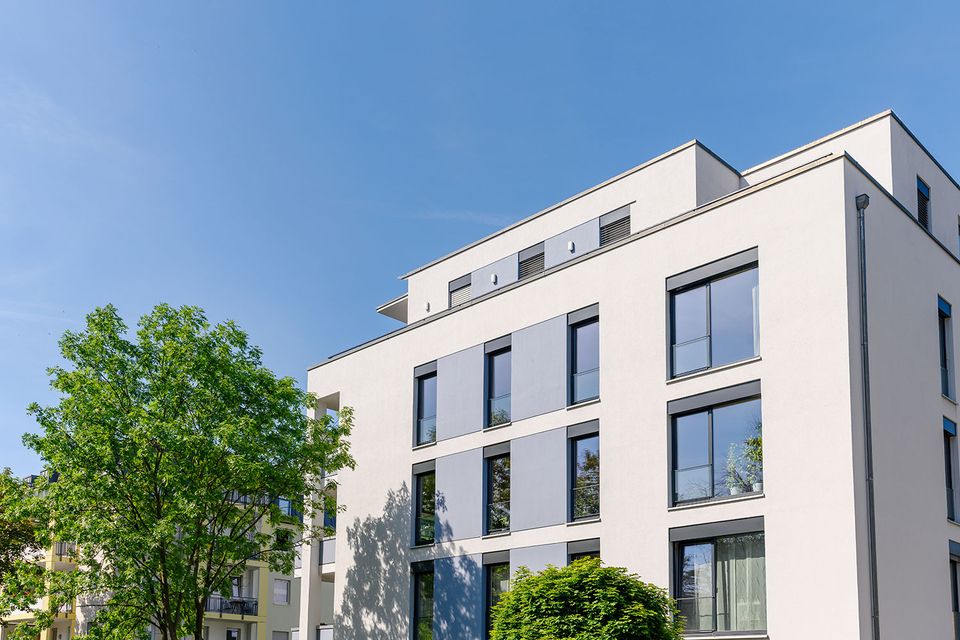 Fassade von einem hellen Wohngebäude