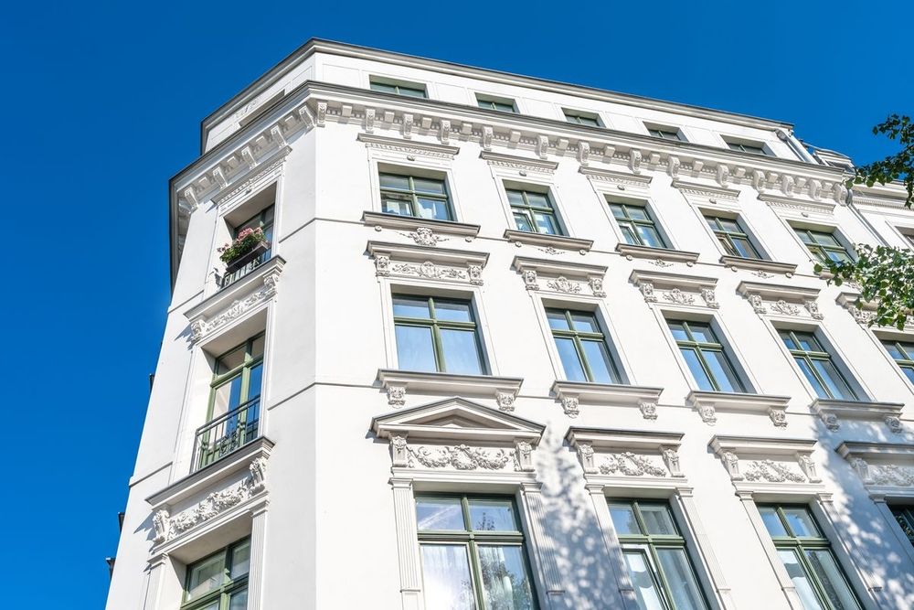 Weiße Hausfassade vor einem blauen Himmel