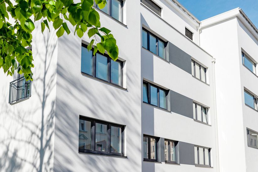 Fassade von einem hellen Wohngebäude