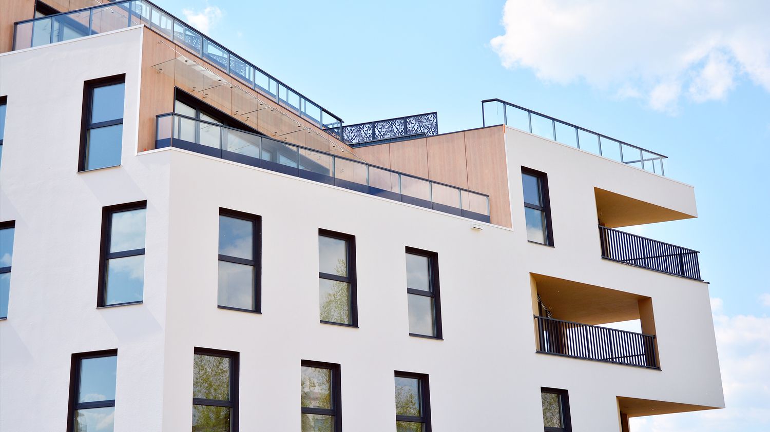 Fassade von einem hellen Wohngebäude