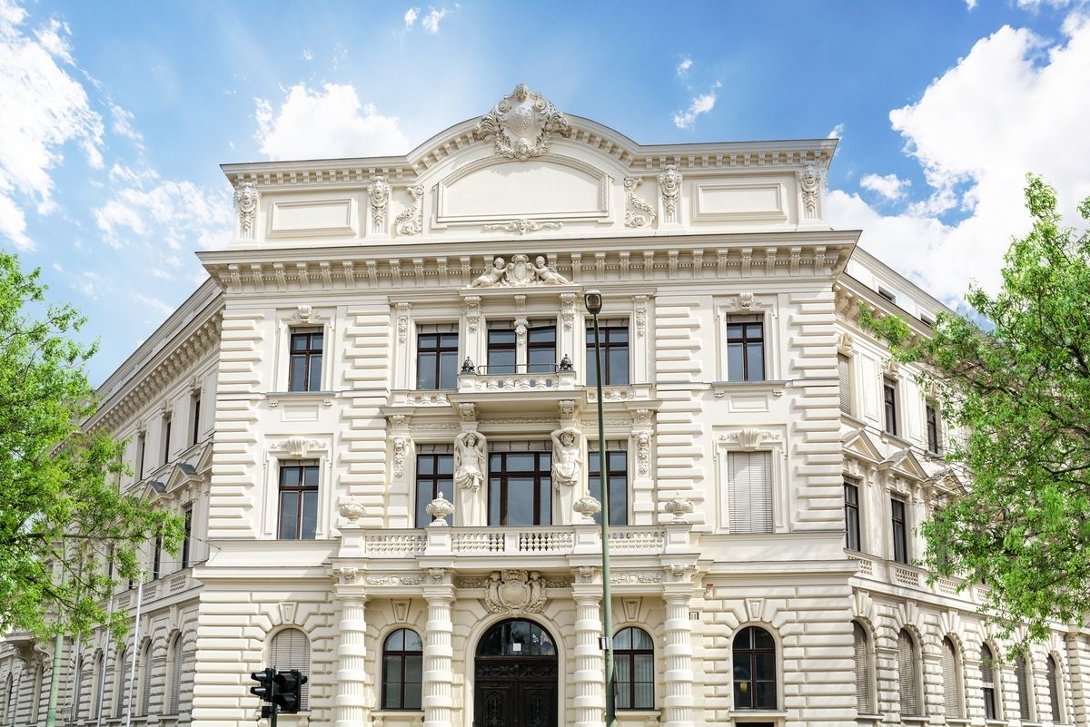 Verzierte Fassade von einem hellen Gebäude