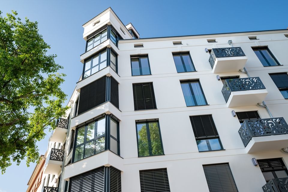 Fassade von einem hellen Wohngebäude